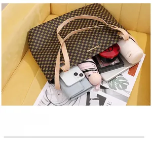Vue détaillée de l'intérieur spacieux pour téléphone et accessoires du sac cabas