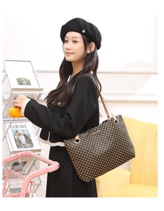 Grand sac à main à motif damier marron avec fines bandoulières en cuir souple