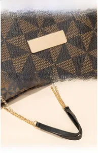 Détail du cabas à damier avec garnitures dorées brillantes et bandoulière chaîne