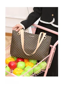 Vue détaillée du sac cabas à pois dans un chariot rose avec accessoires de style