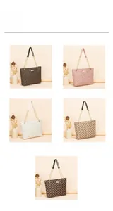 Détail de cinq sacs cabas avec motifs triangles géométriques et imprimés damiers classiques