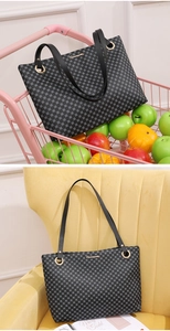 Sac fourre-tout à pois avec logo doré présenté dans divers décors de style de vie