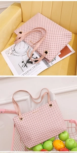 Détails du sac cabas rose avec motifs circulaires et garnitures dorées élégantes