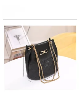 Dettaglio borsa a secchiello nera trapuntata con catena e guida taglie da 22x14x19cm