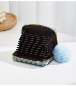 Vue intérieure du portefeuille accordéon bleu clair avec 10 fentes pour cartes et pompon
