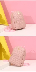 Dettaglio mini zaino rosa chiaro trapuntato con placca in metallo dorato e zip lucide