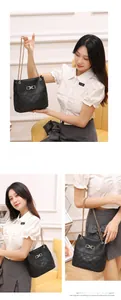 Mini borsa a secchiello in pelle nera con cuciture a rombi e chiusura a fiocco oro