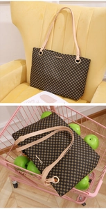 Vue détaillée d'un sac cabas vintage à monogramme avec de fines bretelles en décor de vie