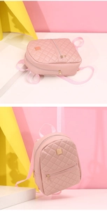 Dettaglio mini zaino rosa trapuntato con inserti dorati e placca metallica decorativa