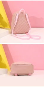 Dettaglio del retro e del fondo dello zainetto rosa trapuntato su sfondo geometrico