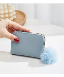 Détail du porte-monnaie ours bleu clair avec texture douce et fermeture éclair dorée