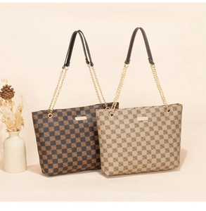 Vue détaillée de grands sacs cabas avec motif à carreaux classique et chaînes dorées