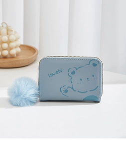 Détail du porte-monnaie bleu clair ours avec pompon doux et fermeture éclair dorée