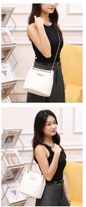Dettaglio borsa a secchiello in pelle bianca con trama intrecciata e chiusura a fiocco oro