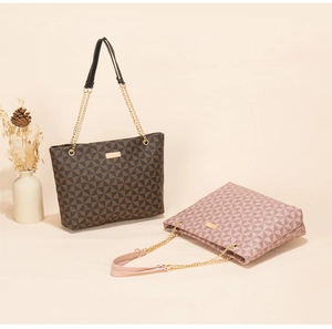 Vue détaillée de sacs cabas à motifs géométriques avec chaînes dorées en marron et rose