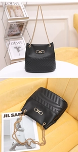 Dettaglio della borsa a secchiello in pelle nera trapuntata con catena d'oro e Chevron