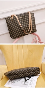 Détails de l'imprimé à pois et de la bandoulière robuste sur ce grand sac fourre-tout
