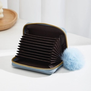 Porte-cartes accordéon en cuir PU bleu ciel avec pompon en peluche et zip doré