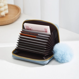 Porte-cartes accordéon en similicuir bleu clair avec pompon doux et fermeture dorée