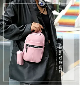Rosafarbene Bauchtasche mit Wachstextur und verstellbarem Riemen am Modell im Freien