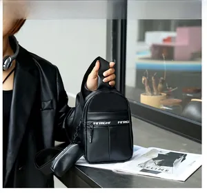 Detail der schwarzen PU-Leder Bauchtasche mit kleiner Tasche und Fitright Schriftzug