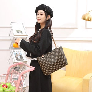 Grand sac cabas à damier classique avec poignées en cuir marron porté par un mannequin