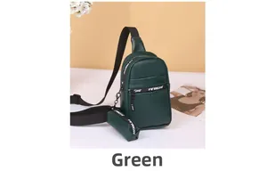 Detailansicht der grünen Brusttasche mit kleiner Tasche und dekorativem Riemen