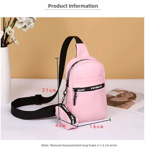 Detail einer rosa Brusttasche aus Nylon mit Gurt und kleiner Anhängertasche