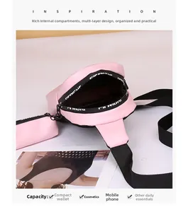 Detailansicht der rosa Brusttasche innen mit bedrucktem Futter und Gurtband