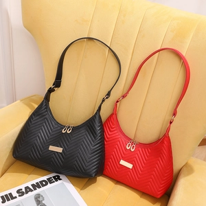 Retro shoulder bags in black and red synthetic leather with V-quilt pattern for women
