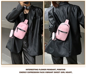 Detail der rosa Crossbody-Gürteltasche mit schwarzem Buchstabenband und kleiner Tasche