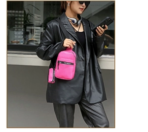 Detail einer pinkfarbenen Brusttasche mit kleiner Geldbörse und Fit Right-Gurtverzierung