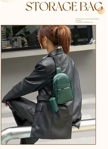Detail der dunkelgrünen Leder-Gürteltasche mit rundem Etui und Fitright-Gurt