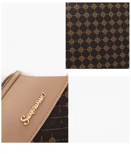 Détail du sac à main avec motif de trèfle et plaque logo en métal doré brillant