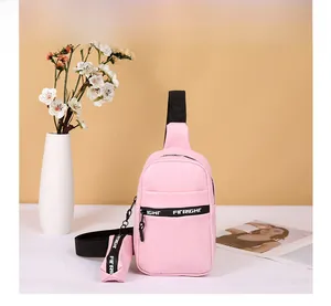 Rosa Crossbody-Brusttasche mit abnehmbarem Beutel und gewebtem Trageriemen im Studio