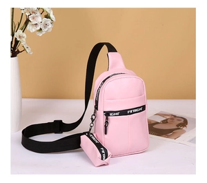 Detailansicht der rosa Bauchtasche mit FITRIGHT-Gurt und kleinem Münzbeutel-Anhänger