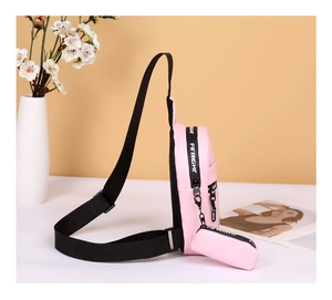 Seitenansicht der rosa Bauchtasche mit Logo-Gurt und kleiner Zusatztasche für Damen