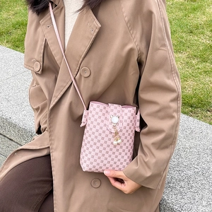 Petit sac bandoulière rose à motifs géométriques avec ornements de perles pour femme