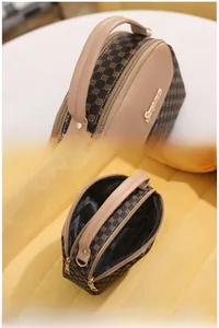 Détail du sac à main vintage avec double fermeture éclair, poignée en cuir et doublure
