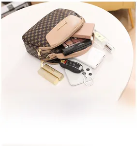 Vue de dessus d'un sac à main marron avec imprimé monogramme, double zip et grand espace