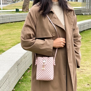 Sac bandoulière rose pour téléphone avec perles et fermoir oreilles de chat sur mannequin