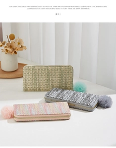 Gros plan de portefeuilles longs en tissu tissé pastel avec des porte-clés pompons