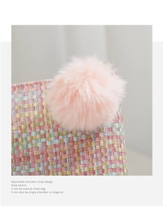 Détail d'un sac tissé à carreaux avec pompon en fausse fourrure rose et maille colorée