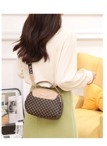 Détail du sac bandoulière demi-lune avec motif monogramme brun et sangle large