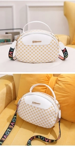 Détail du sac bandoulière blanc demi-rond avec logo doré et sangle LOVE colorée