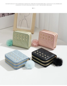 Détail de mini-porte-monnaie matelassés multicolores avec double fermeture et pompon en peluche