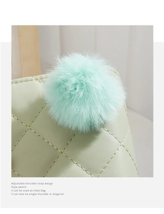 Détail d'un mini sac matelassé vert clair avec pompon en peluche menthe et coutures nettes