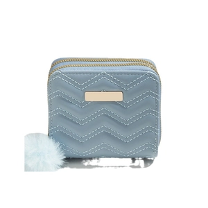Mini portafoglio azzurro con doppia cerniera, trapuntatura a V e ciondolo pompon blu
