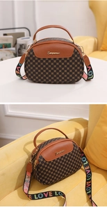 Détail du sac à main marron vintage avec bandoulière arc-en-ciel LOVE et double zip
