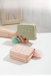 Vue détaillée des mini sacs avec rivets dorés, matelassage losange et pompons en peluche